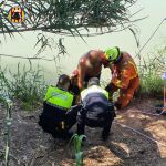 Bomberos de Cullera y Policía Local rescatan al bañista 