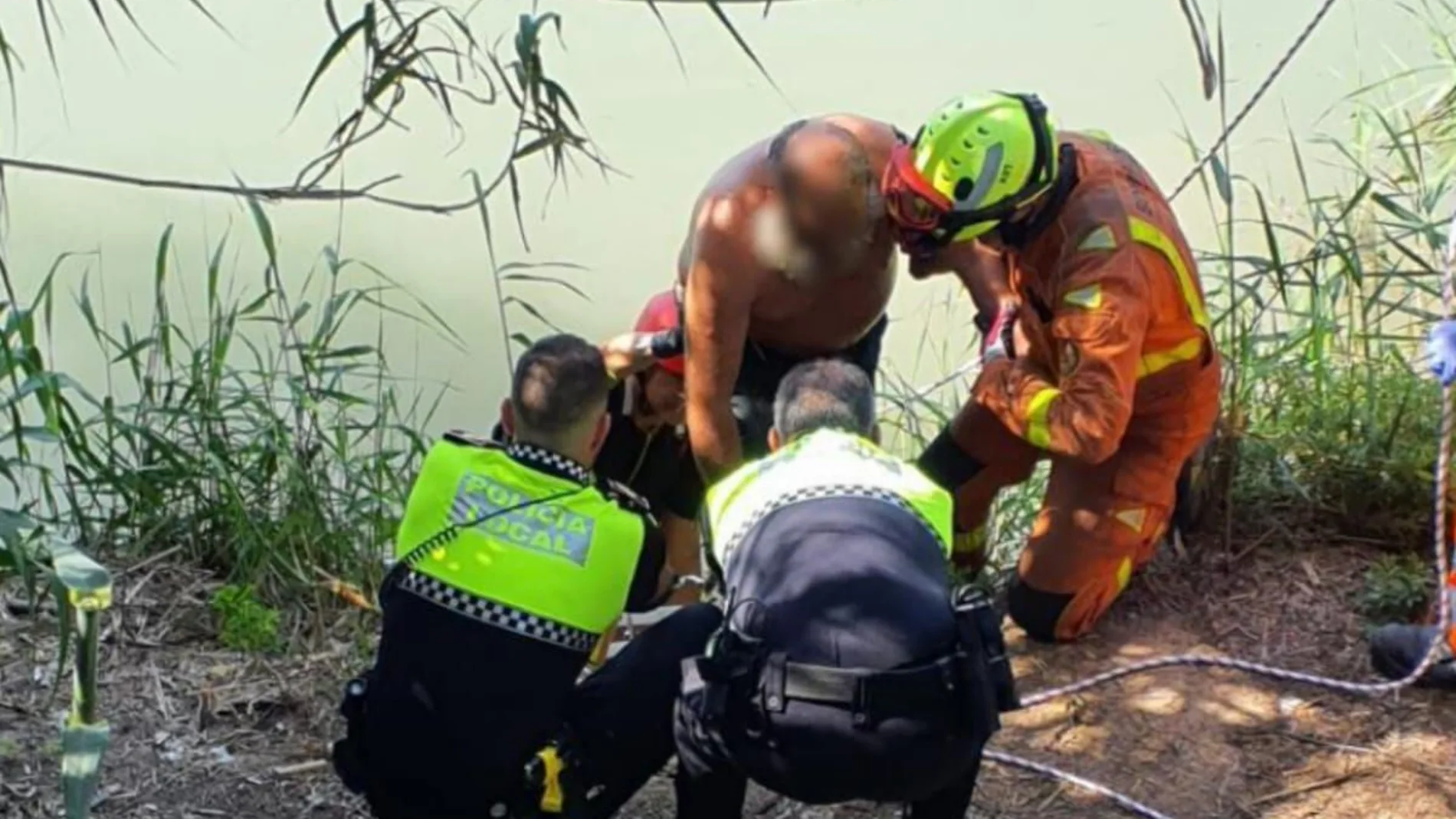 Bomberos de Cullera y Policía Local rescatan al bañista 