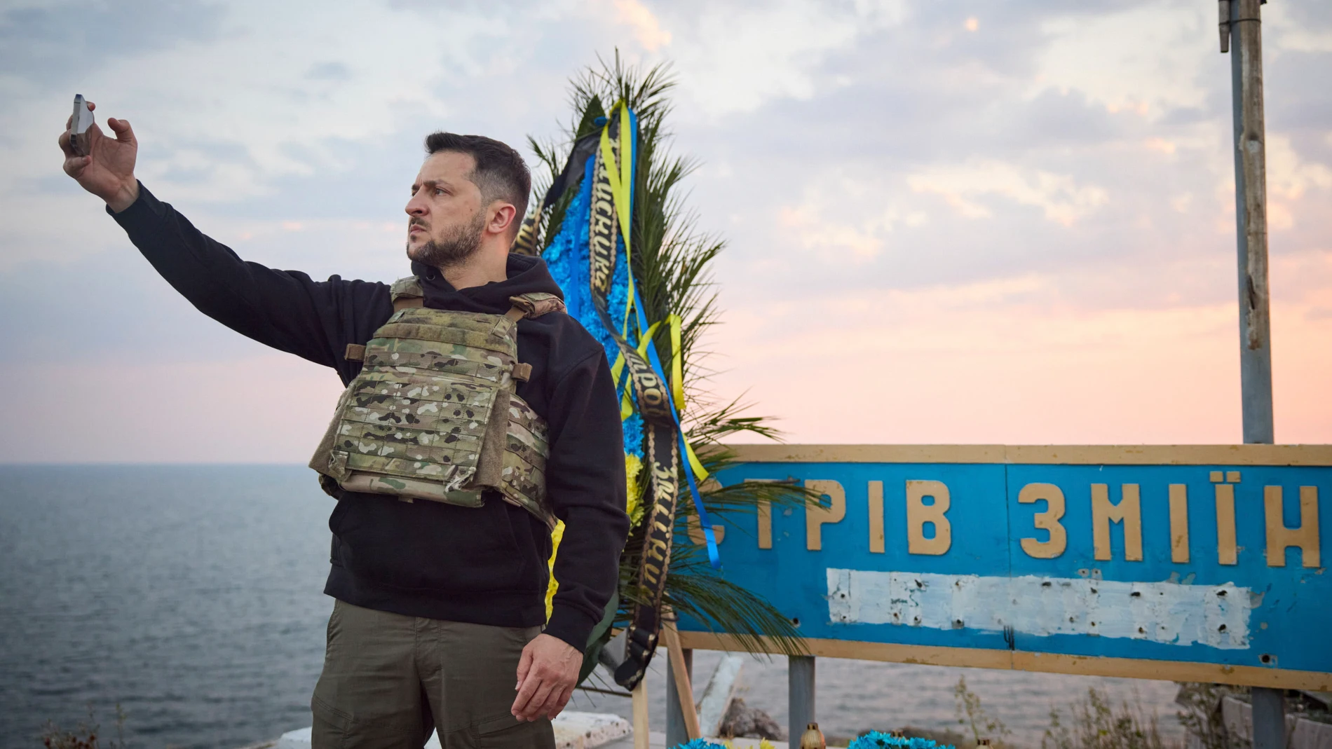Odesa (Ukraine), 06/07/2023.- A handout photo made available by the Presidential Press Service shows Ukrainian President Volodymyr Zelensky takes his address to Ukrainians at the Zmiinyi Island (Snake Island) in the Black Sea not far from Odesa, Ukraine, 06 July 2023 (issued on 08 July 2023). President Zelensky visited Zmiinyi Island to lay flowers to the memory of fallen island defenders and shot his address to Ukrainians to the 500th day's beginning of the conflict. (Rusia, Ucrania) EFE/EPA...