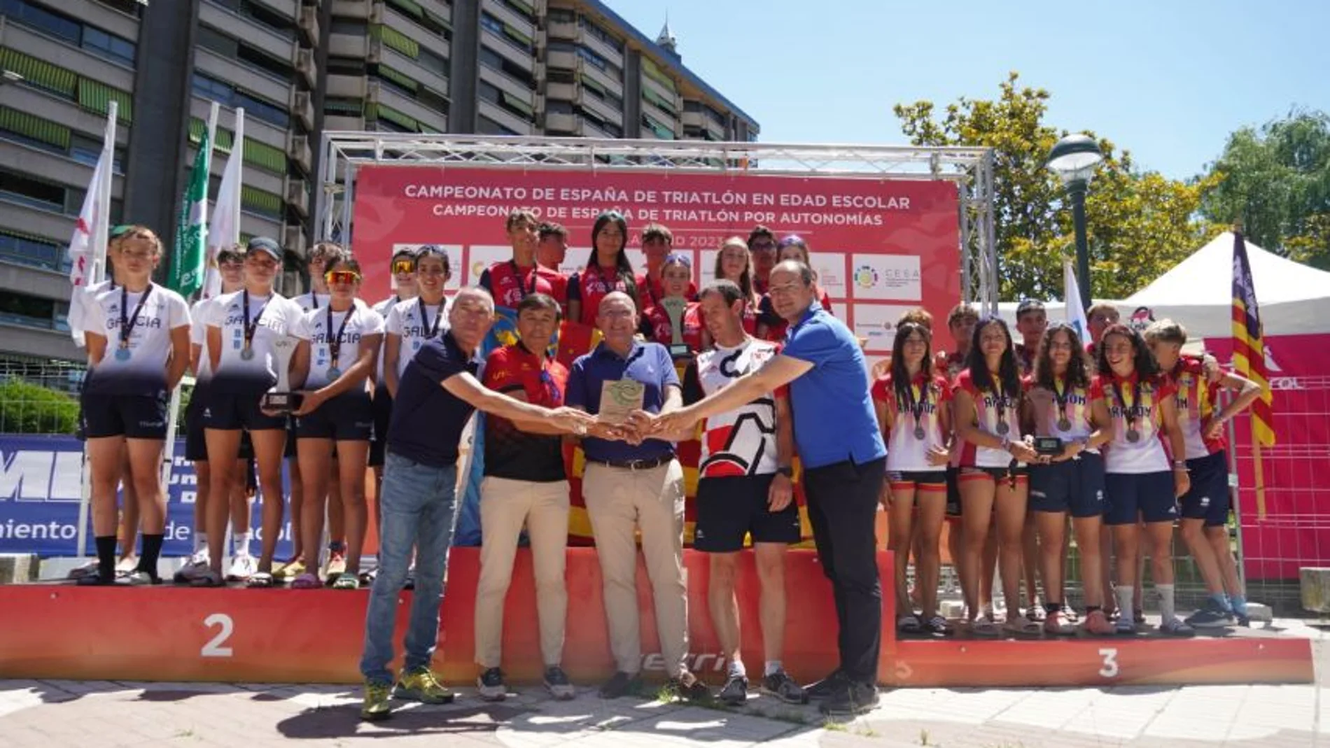 El alcalde de Valladolid, Jesús Julio Carnero, entrega los trofeos a los ganadores
