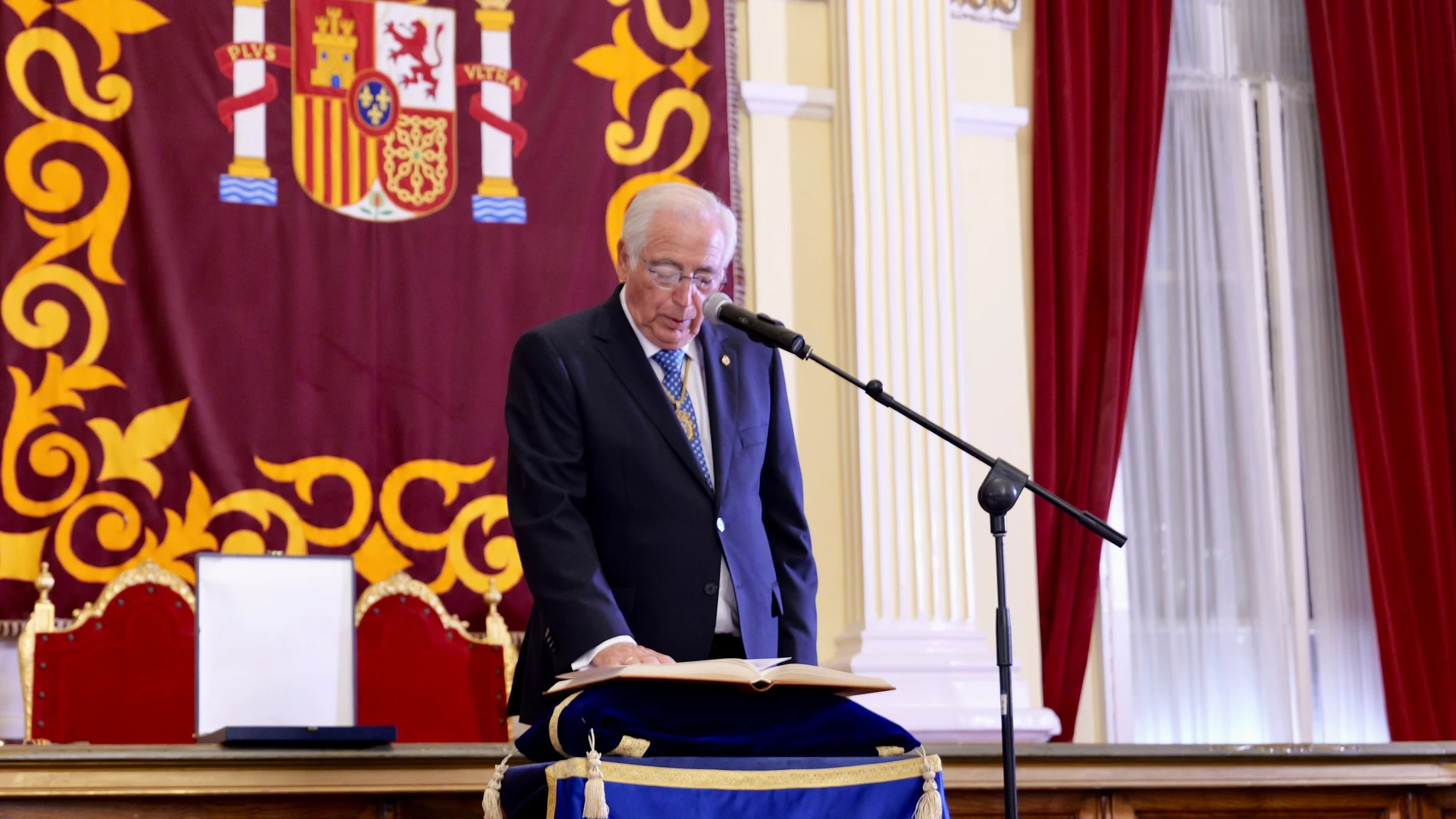 Imbroda admite tras ser investido presidente de Melilla que "no espera transición ejemplar" del Gobierno de De Castro