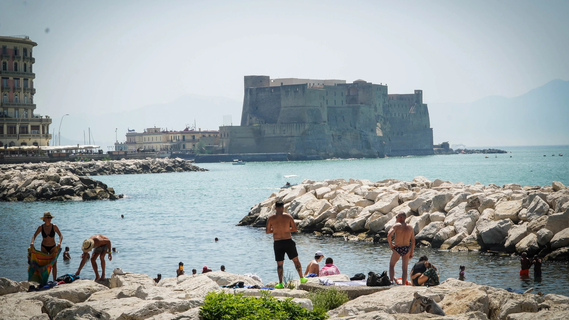 Naples (Italy), 09/07/2023.- People spend time on a beach during a very hot day in Naples, southern Italy, 09 July 2023. The heatwave that is currently baking Italy is expected to peak on next week and some town are set to be on red alert. When a city is on red alert it means the heat is so intense it is a danger to the health of the general population and not just the elderly and the fragile. (Italia, Nápoles) EFE/EPA/CESARE ABBATE 