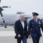 El presiente de EE UU, Joe Biden, se dirige al Air Force One para viajar a Londres, la primera parada de su gira europea