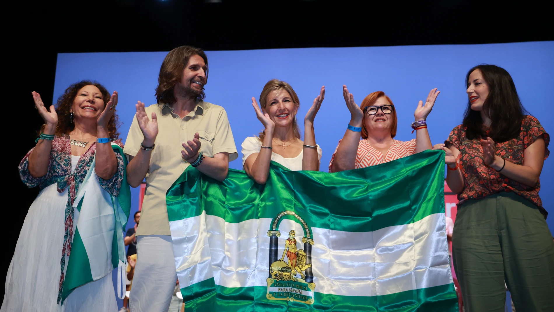 La candidata de Sumar a la Presidencia el Gobierno, Yolanda Díaz, (c) preside la foto de familia durante un acto público para las elecciones del 23J en el Cartuja Center City, a 9 de julio de 2023 en Sevilla, (Andalucía, España). La candidata de Sumar a la Presidencia el Gobierno, Yolanda Díaz, interviene en un acto público en la ciudad de Sevilla de cara a los comicios electorales del próximo 23 de julio.09 JULIO 2023Rocío Ruz / Europa Press09/07/2023