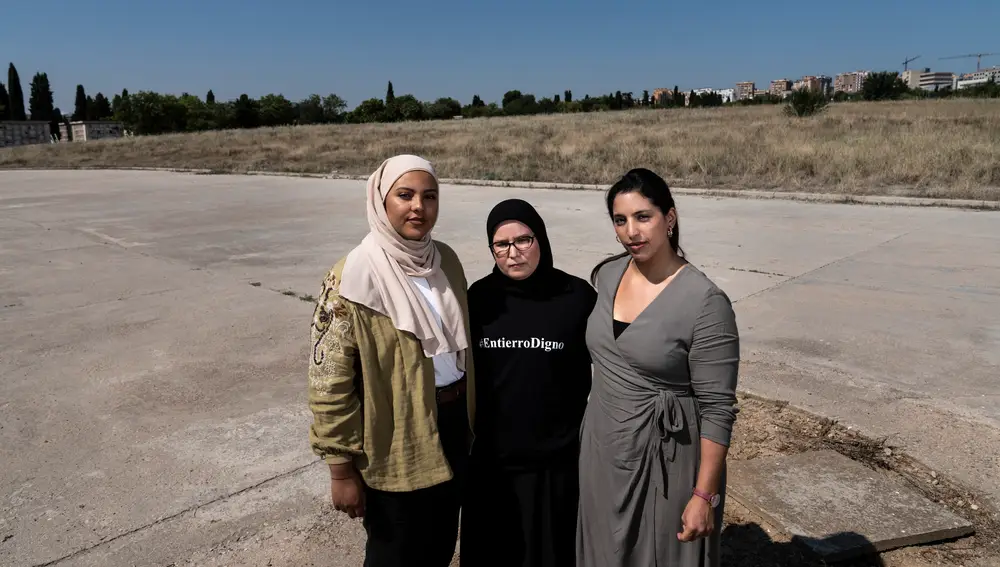 Zenib Laari, Maysoun Douas y Fátima Bourhim en un solar del Cementerio Sur de Carabanchel