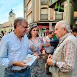 El candidato al Sernado del PP por León, Antonio Silván, conversa con los leonses