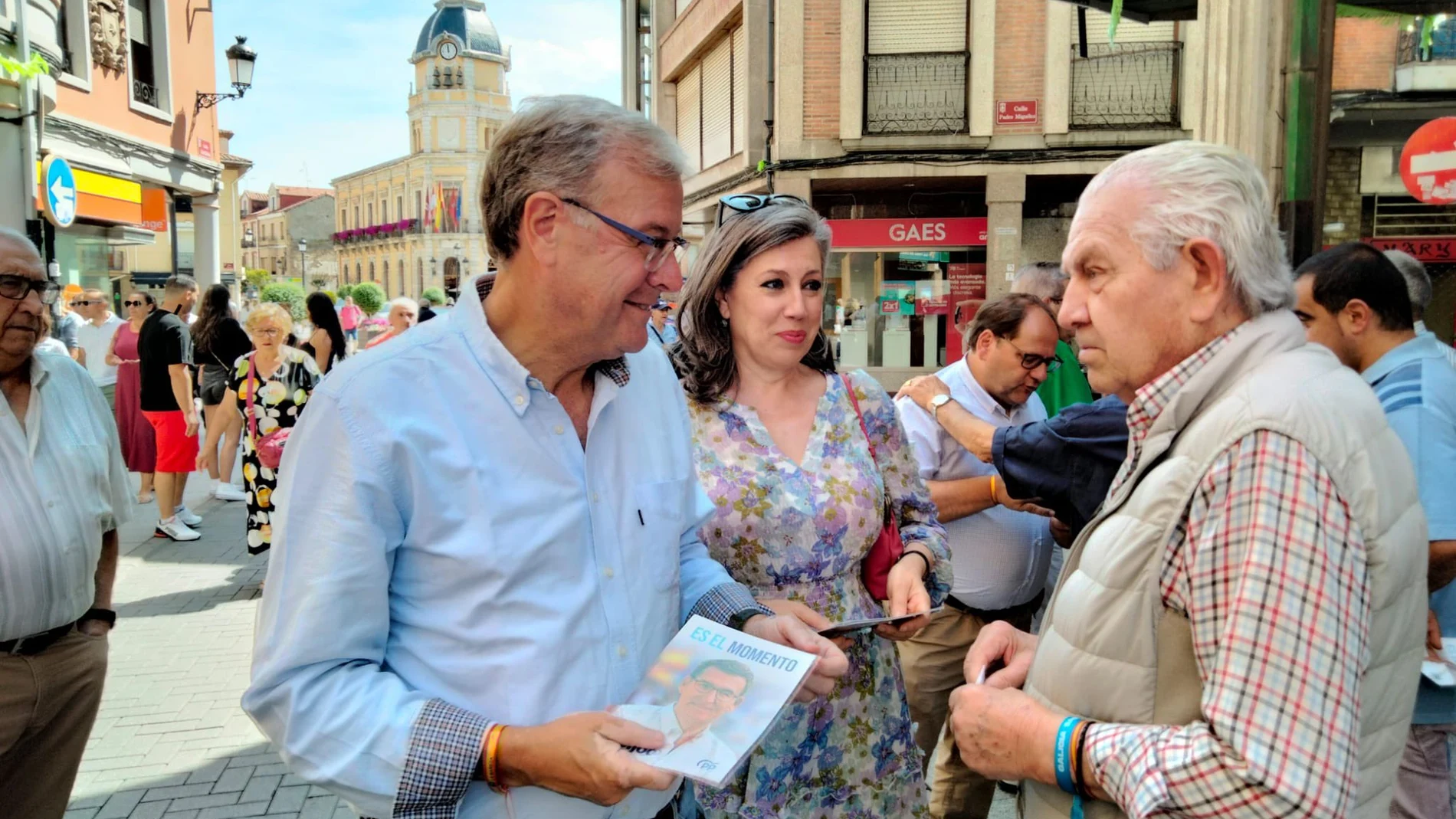 El candidato al Sernado del PP por León, Antonio Silván, conversa con los leonses