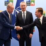 Recep Tayyip Erdogan y el primer ministro sueco, Ulf Kristersson, se estrechan la mano en la Cumbre de Vilnius de la OTAN