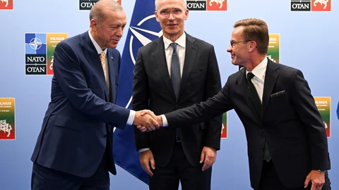 Recep Tayyip Erdogan y el primer ministro sueco, Ulf Kristersson, se estrechan la mano en la Cumbre de Vilnius de la OTAN