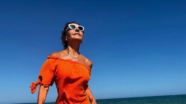 Naty Abascal con vestido playero.