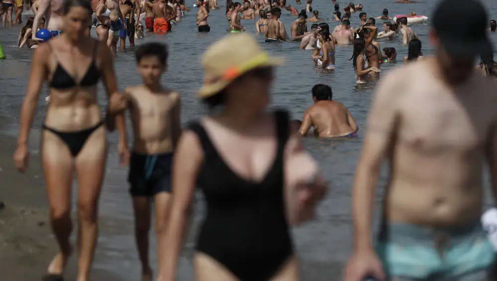 Bañistas en la playa de la Malagueta durante la ola de calor 