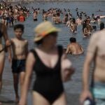 Bañistas en la playa de la Malagueta durante la ola de calor 