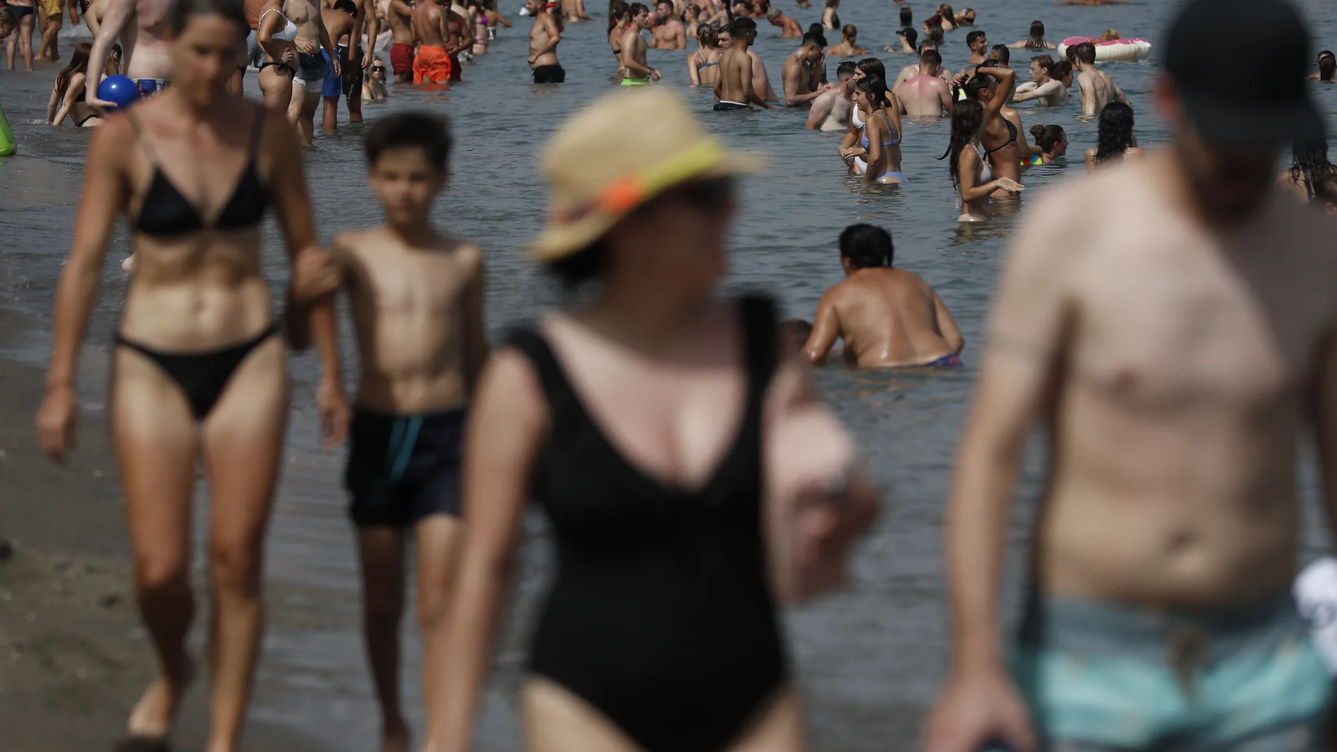 Bañistas en la playa de la Malagueta durante la ola de calor