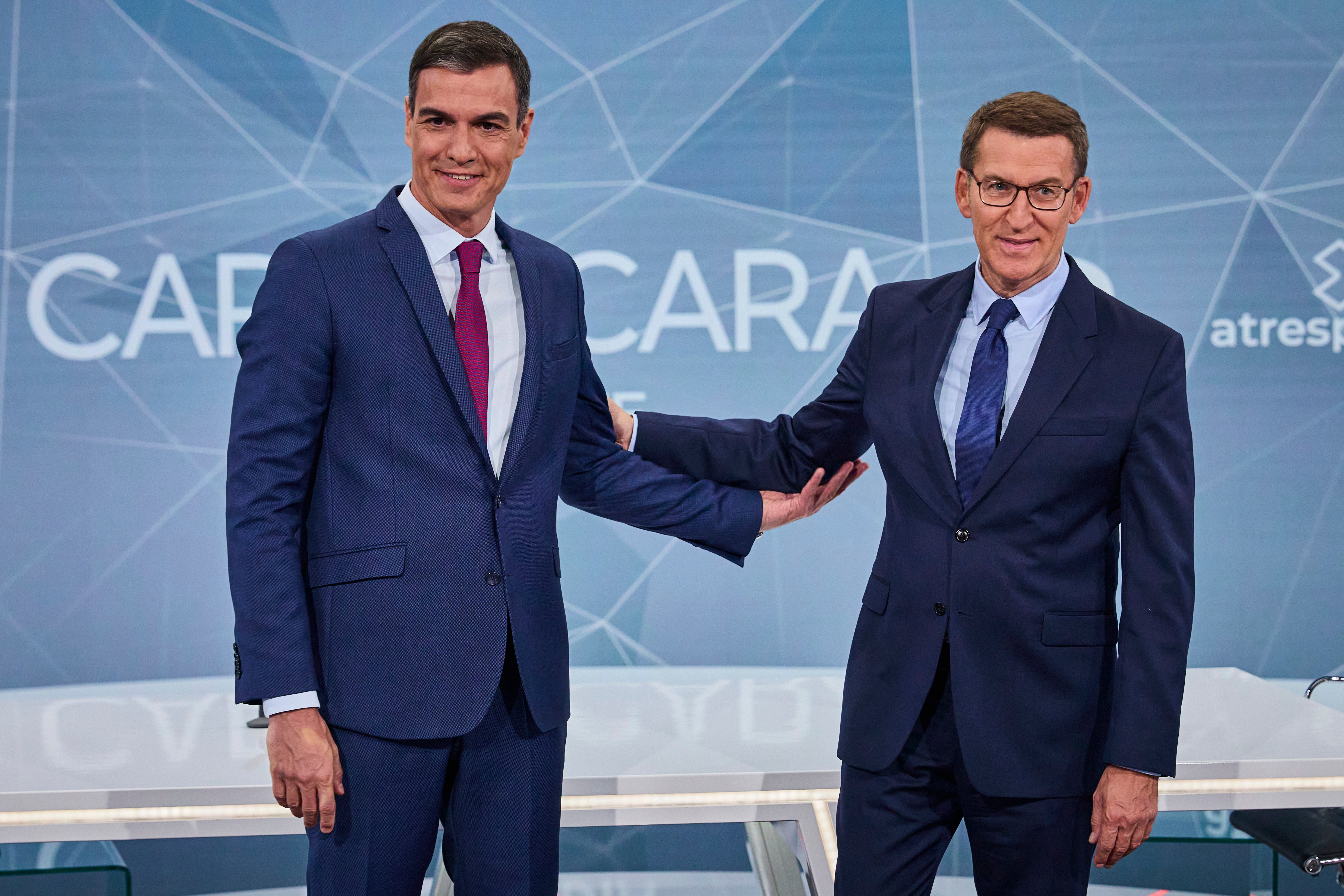 Pedro Sánchez y Alberto Núñez Feijóo se saludan antes del debate