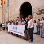 Concentración frente a las Cortes Valencianas este lunes en repulsa por el asesinato de una mujer acuchillada por su pareja este domingo en Antella, un municipio de 1.130 habitantes