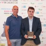 El alcalde de León, José Antonio Diez, entrega el premio a Jaime Santos