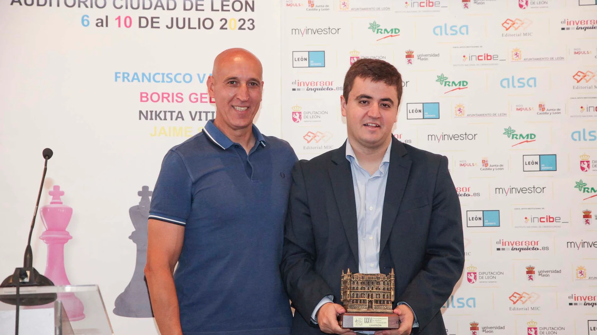El alcalde de León, José Antonio Diez, entrega el premio a Jaime Santos