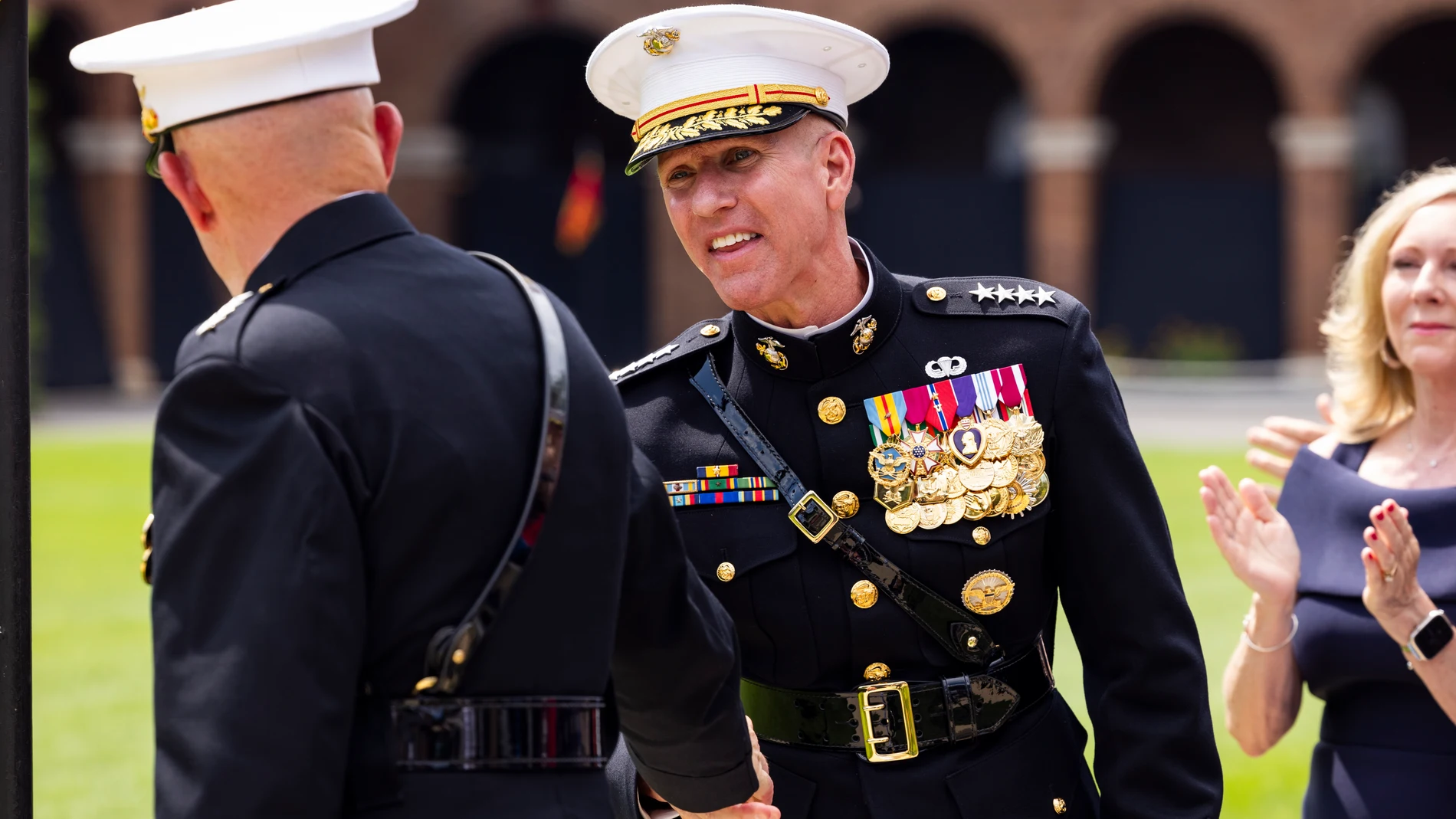 Washington (United States), 10/07/2023.- US acting Commandant of the Marine Corps General Eric Smith (C) shakes hands with retiring Commandant of the Marine Corps General David Berger (L) during Berger's relinquishment of office ceremony at the Marine Barracks in Washington, DC, USA, 10 July 2023. The White House has nominated General Eric Smith to be Berger's successor, though Republican Senator from Alabama Tommy Tuberville has so far blocked Smith'Äôs nomination. (Estados Unidos) EFE/EPA/J...