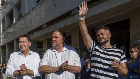 DURANGO (BIZKAIA), 10/07/2023.- El coordinador general de EH Bildu, Arnaldo Otegi (i), junto al presidente de ERC, Oriol Junqueras (c), y el candidato al Congreso por ERC, Gabriel Rufián (d), intervienen en un acto electoral de EH Bildu y ERC este lunes en Durango (Bizkaia). EFE/ Javier Zorrilla