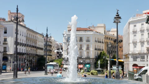Imagen de la Puerta del Sol con poca gente ante el intenso calor