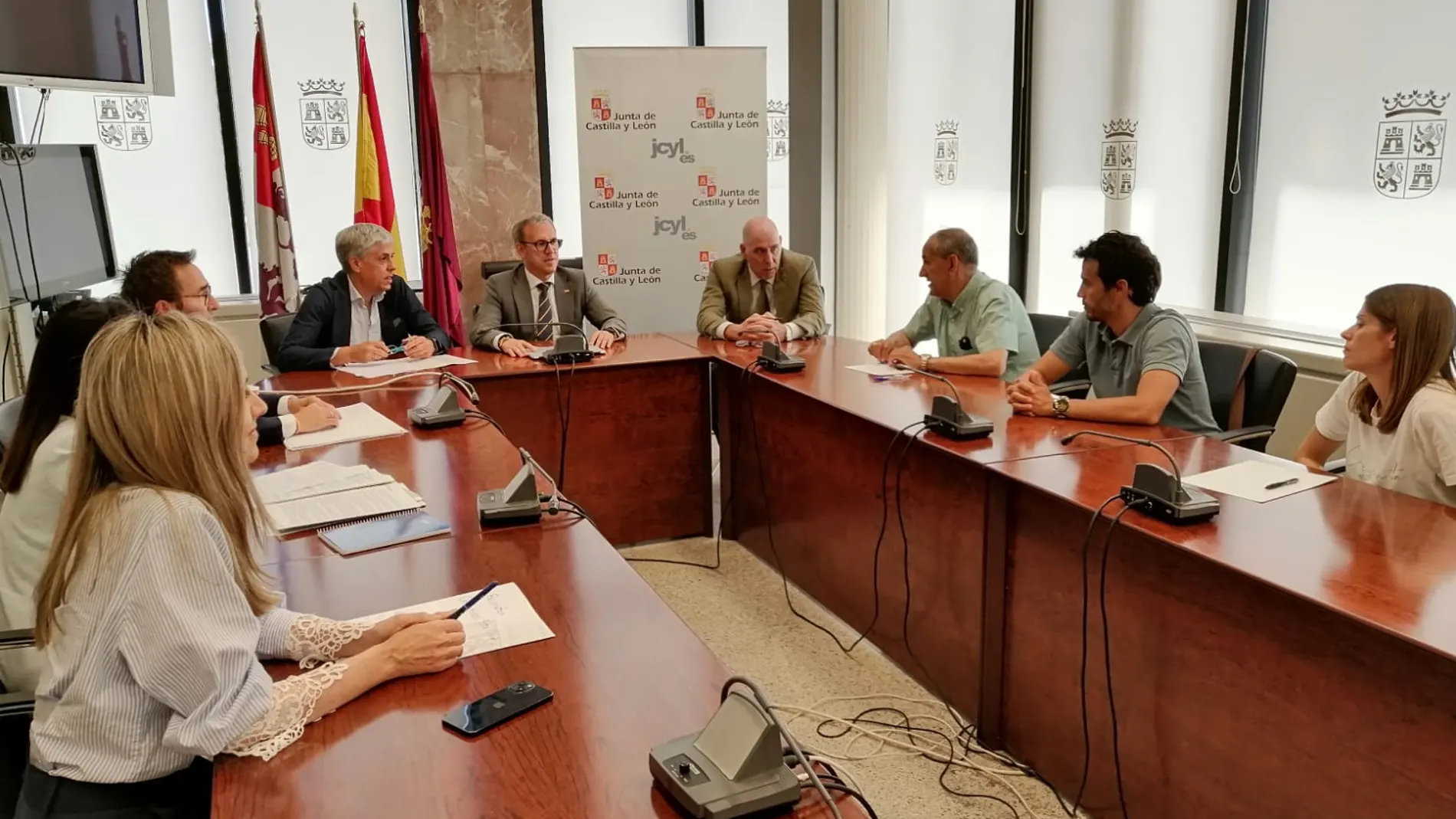 Reunión del consejero Mariano Veganzones y el viceconsejero Carlos Martín Tobalina con los representantes de Embutidos Santa Cruz