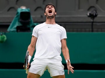 Alcaraz se supera, vence a Berrettini y se mete por primera vez en cuartos de Wimbledon