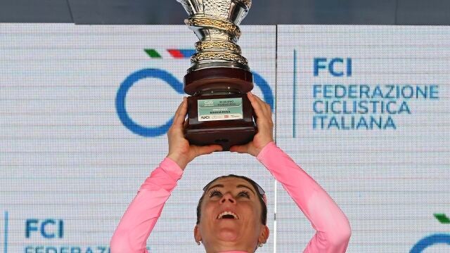 Van Vleuten, con el trofeo de ganadora del Giro