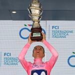 Van Vleuten, con el trofeo de ganadora del Giro