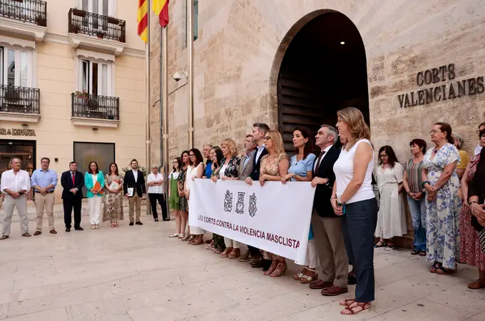 Vox vuelve a apartarse de la pancarta contra la violencia machista en Les Corts tras el asesinato de Alzira