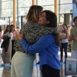La directora de 'OT 2023', Noemí Galera, abraza a una aspirante