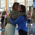 La directora de &#39;OT 2023&#39;, Noemí Galera, abraza a una aspirante