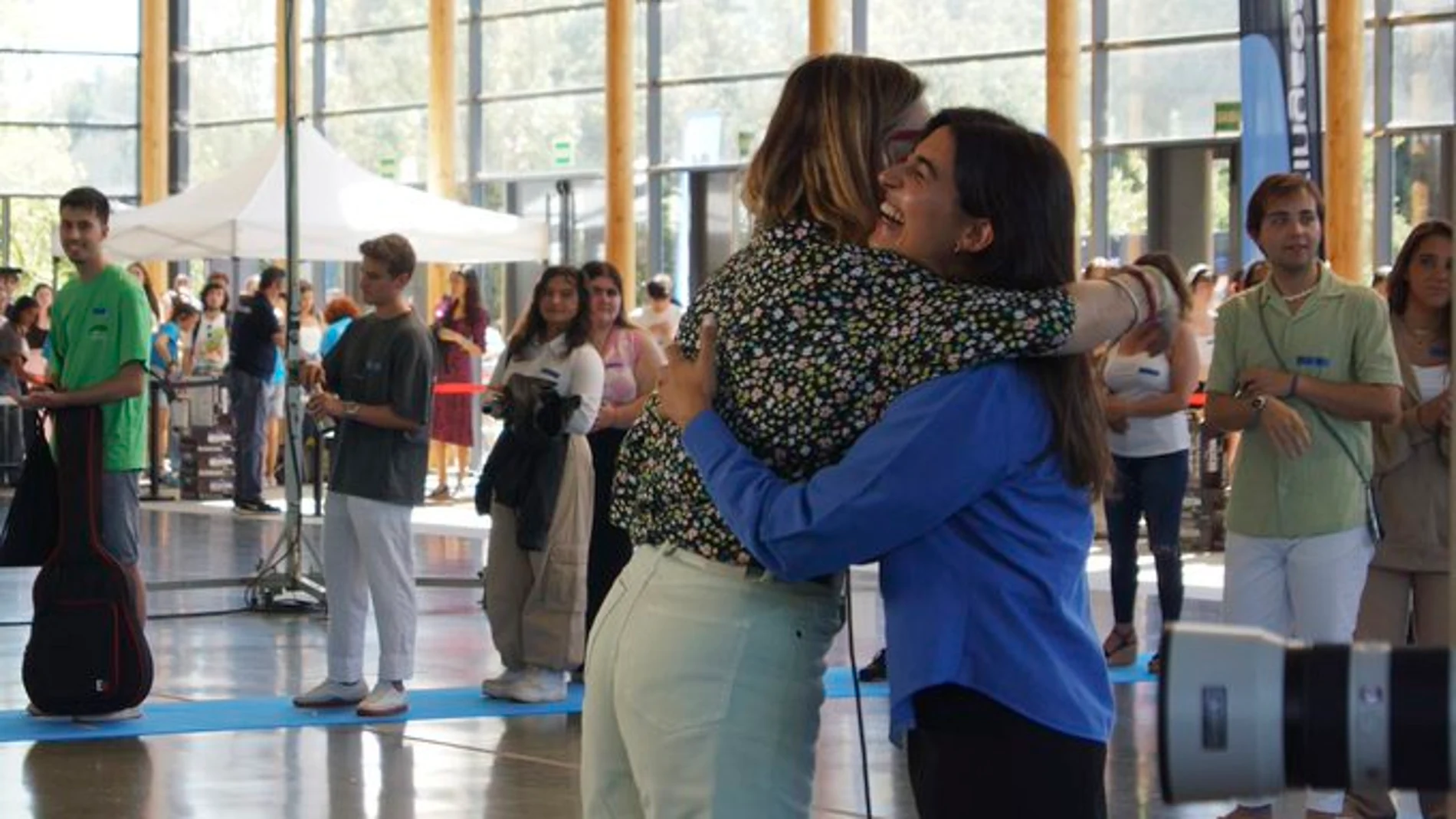 La directora de 'OT 2023', Noemí Galera, abraza a una aspirante