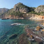 La ruta de los acantilados recorre las calas más impresionantes de esta localidad de la Costa Blanca