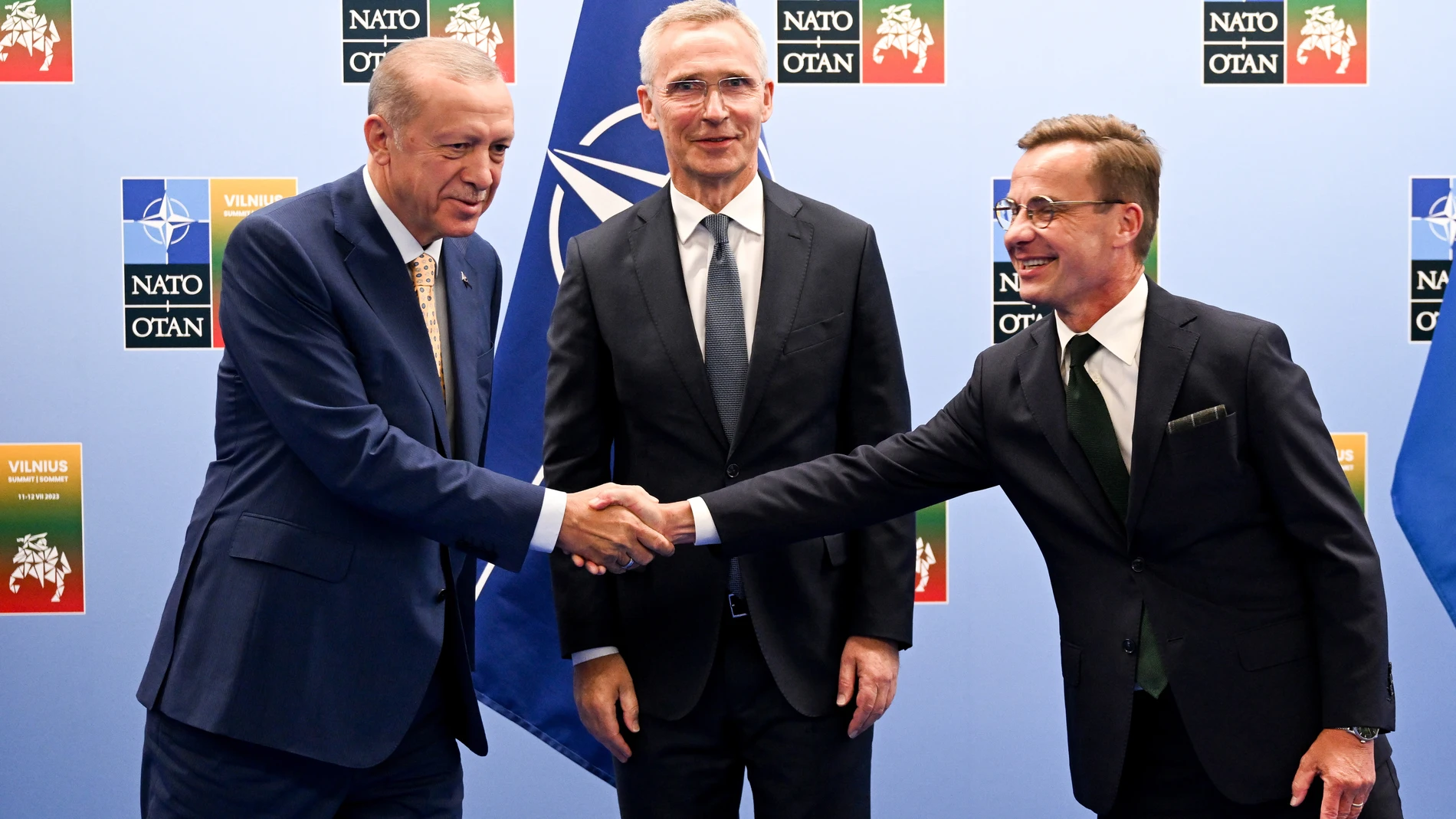 Vilnius (Lithuania), 10/07/2023.- Turkish President Recep Tayyip Erdogan (L) shakes hands with Swedish Prime Minister Ulf Kristersson (R) as the Secretary General of NATO Jens Stoltenberg (L) looks on during their meeting ahead of the NATO ?summit in Vilnius, Lithuania, 10 July 2023. The NATO Summit will take place in Vilnius on 11 and 12 July 2023 with the alliance's leaders expected to adopt new defense plans. (Lituania, Suecia, Turquía) EFE/EPA/FILIP SINGER / POOL