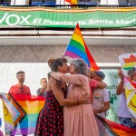 El pasado 7 de julio, Adelante celebra una "besada Lgtbiq+" ante una sede de Vox como "paso al frente contra la extrema derecha"