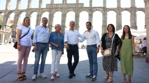 El coordinador general del PP, Elías Bendodo, respalda a los candidatos populares segovianos