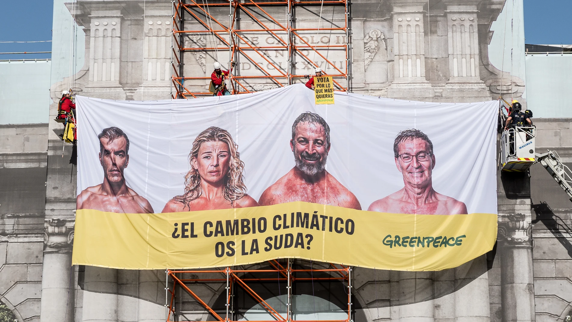 arios activistas de Greenpeace cuelgan una lona en la Puerta de Alcalá, a 11 de julio de 2023, en Madrid (España). Activistas de Greenpeace han colgado hoy una pancarta en la Puerta de Alcalá con la cara de los cuatro candidatos electorales coincidiendo con la ola de calor para exigirles su compromiso con el cambio climático. "¿El cambio climático os la suda?", es el mensaje que puede leerse en la pancarta bajo la imagen de Pedro Sánchez, Yolanda Díaz, Santiago Abascal y Alberto Núñez Feijóo ...