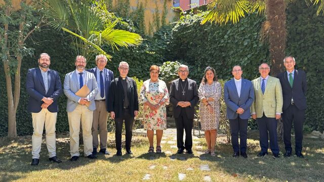 Foto de familia de los asistentes a la reunión presidida por el arzobispo de Valladolid, Luis Argüello