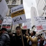 El sindicato de escritores arrancó la huelga en contra de la invasión de la IA el pasado 2 de mayo