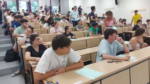 Alumnos realizando la EVAU en la Universidad de Sevilla