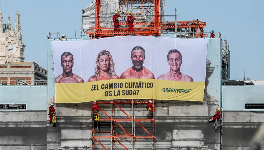 Greenpece despliega una lona en Madrid con candidatos &quot;sudando&quot; por el cambio climático