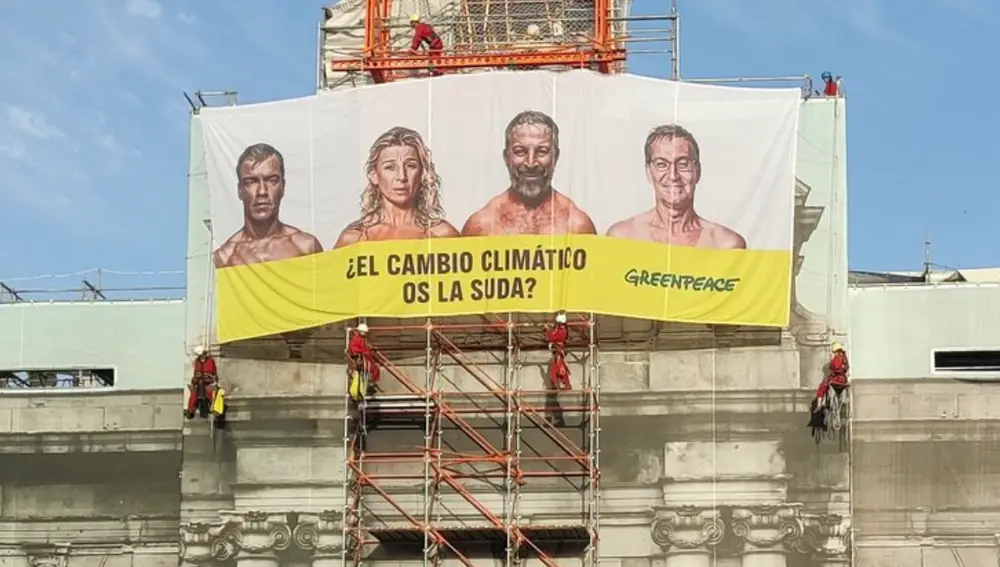 La lona de Greenpeace en Gran Vía. 