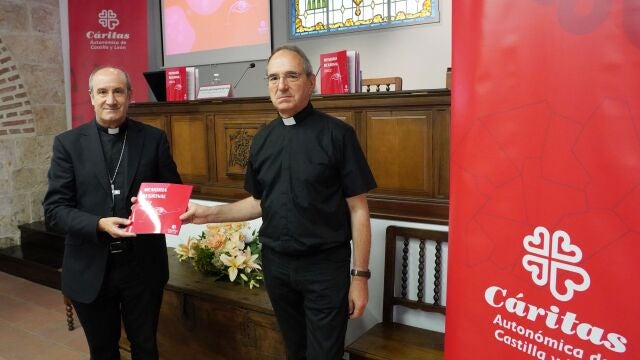 El obispo de Astorga, Jesús Fernández González, y el presidente de Cáritas Castilla y León, Antonio Jesús Martín de Lera, presentan la memoria regional de Cáritas en Castilla y León