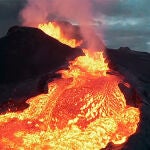 El vídeo en el que un dron graba la erupción del volcán Fagradalsjfall y termina engullido por la lava.