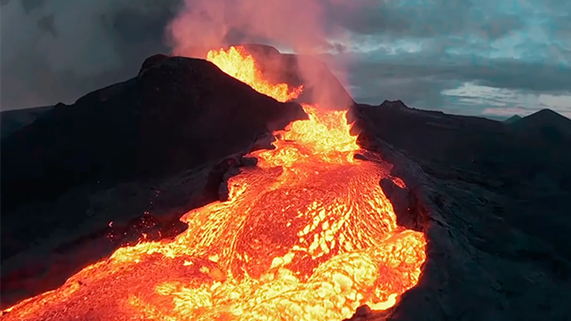 El vídeo en el que un dron graba la erupción del volcán Fagradalsjfall y termina engullido por la lava.