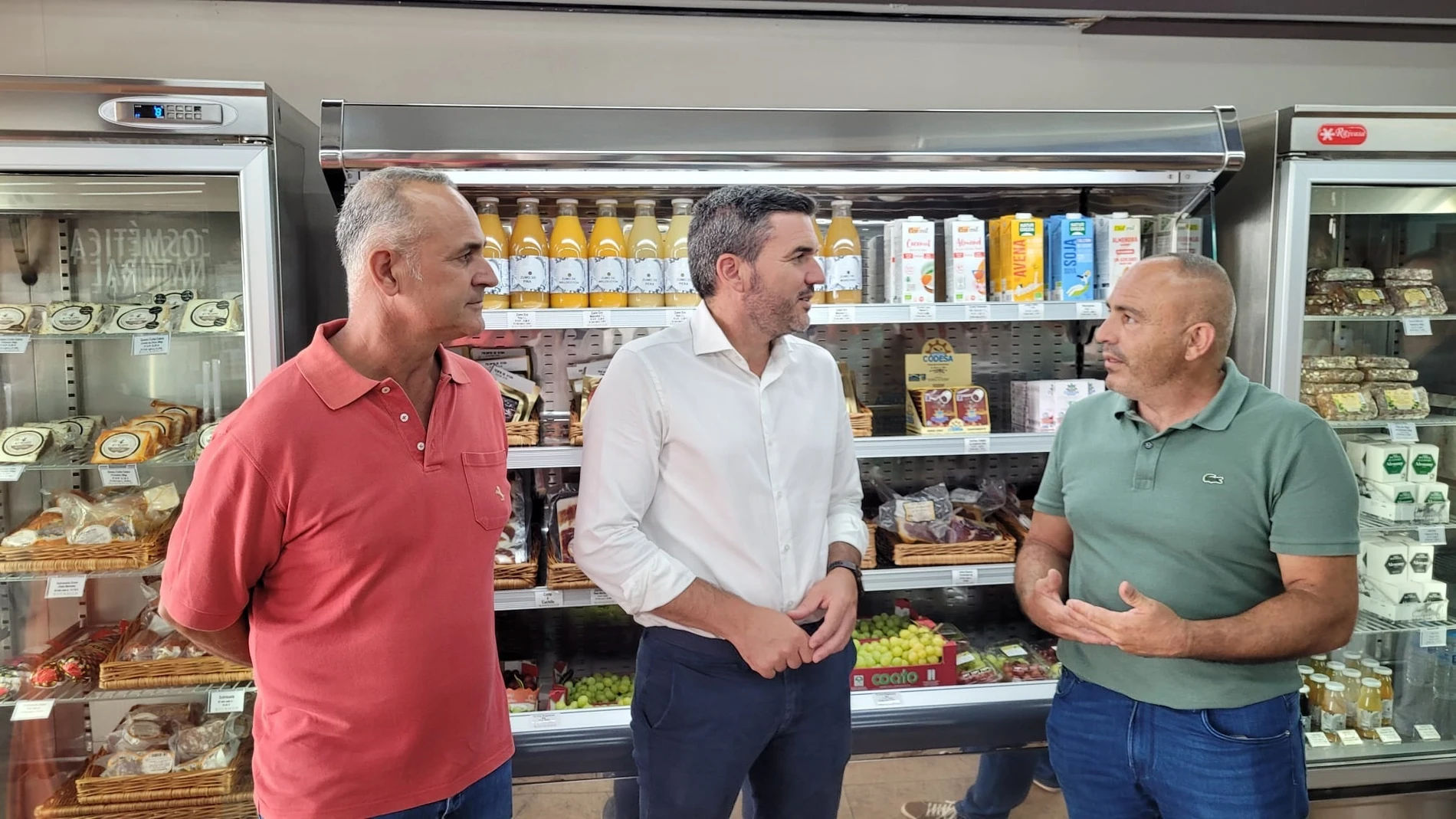 El consejero en funciones de Agua, Agricultura, Ganadería y Pesca, Antonio Luego, durante su visita a la cooperativa Coato