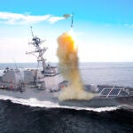 Un buque de guerra de la US Navy lanzando un misil desde el sistema Patriot