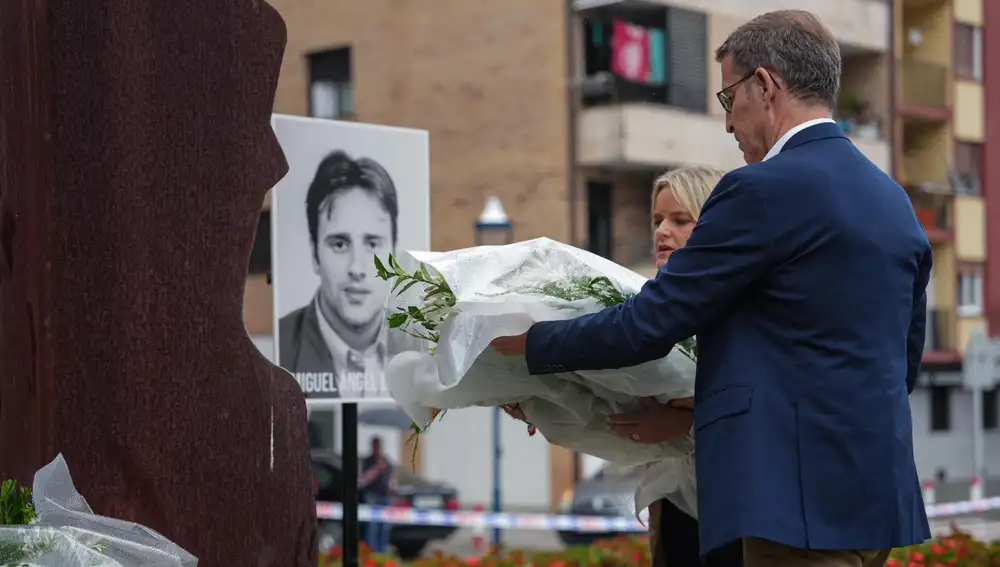 Alberto Núñez Feijóo y Mari Mar Blanco depositan un ramo de flores en recuerdo de Miguel Ángel Blanco en la plaza de Ermua