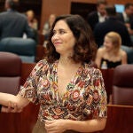 Isabel Díaz Ayuso vuelve al trabajo con look cómodo.