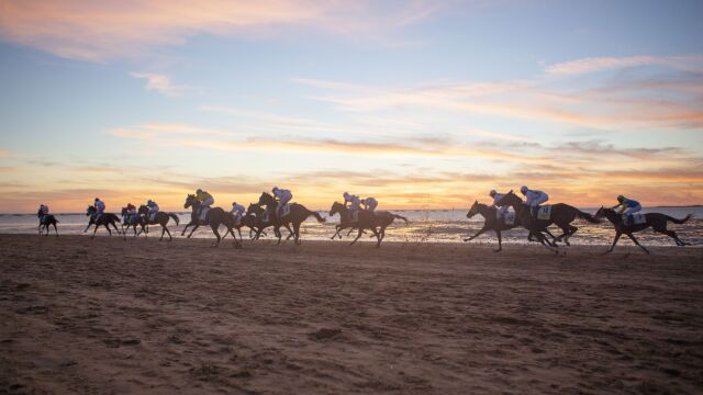 Carrera de caballos en la playa de Sanlúcar de Barrameda
